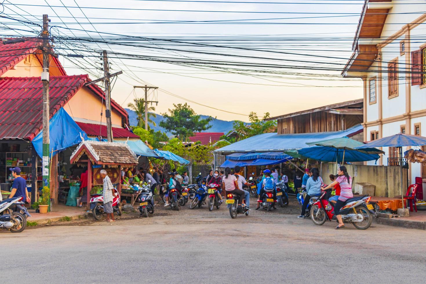 luang prabang, laos 2018- färgglada matmarknadsvägar gator stadsbilden i luang prabang laos foto