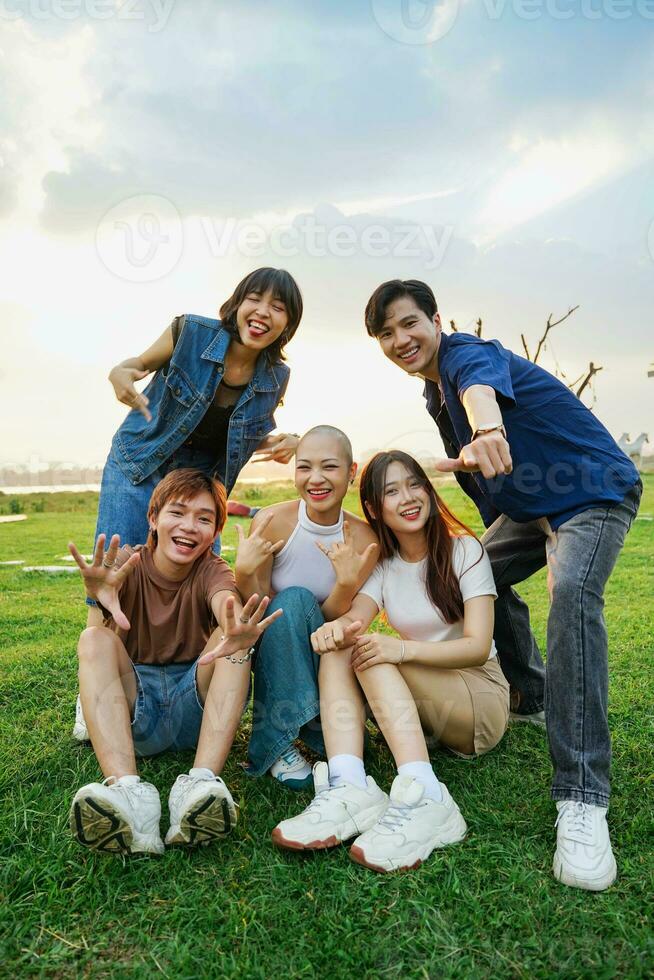 bild av en grupp av ung asiatisk människor skrattande lyckligt tillsammans foto