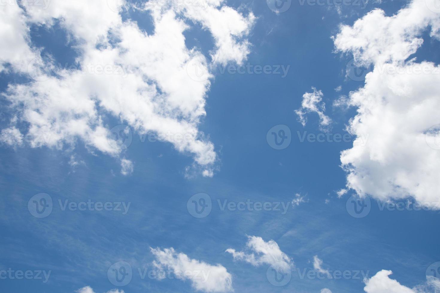 vacker blå himmel med grumligt. natur och miljö koncept foto