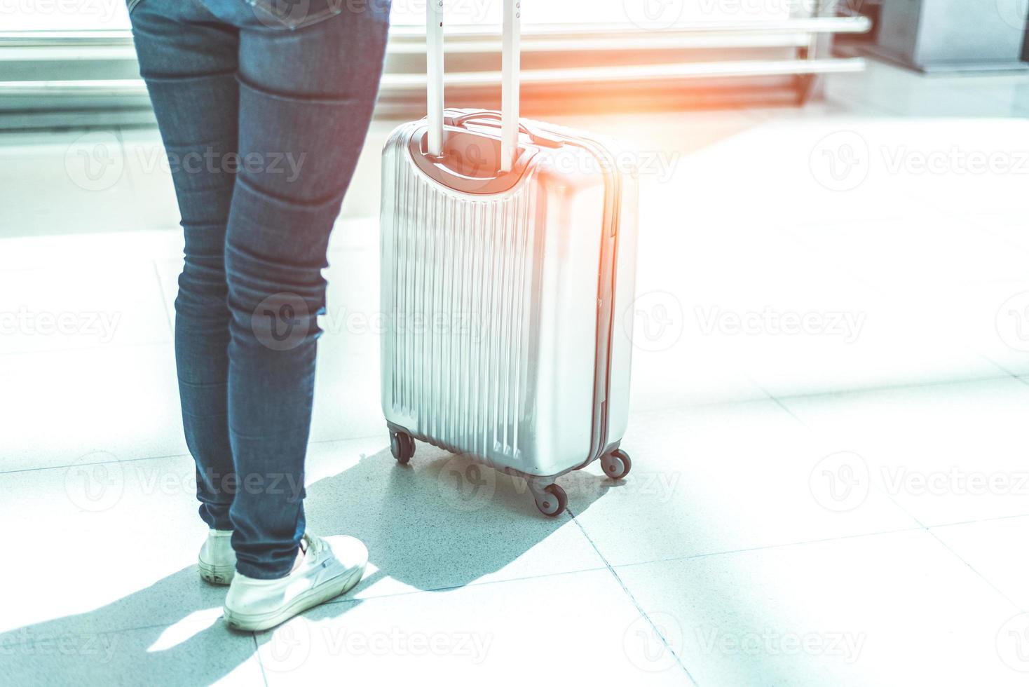 närbild kvinna och resväska vagn bagage på flygplatsen foto