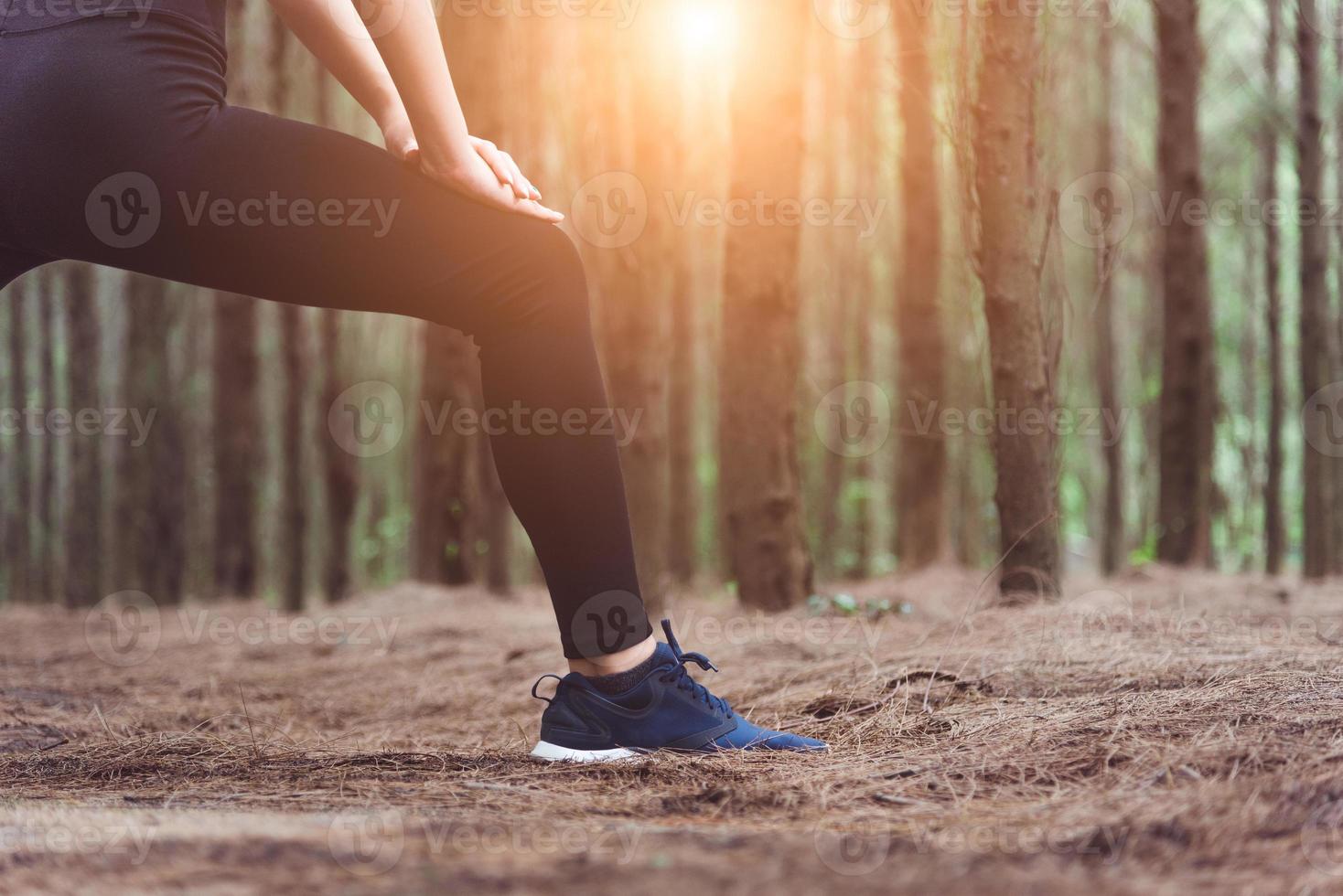 närbild av underkroppen av kvinnan gör yoga stretching ben foto