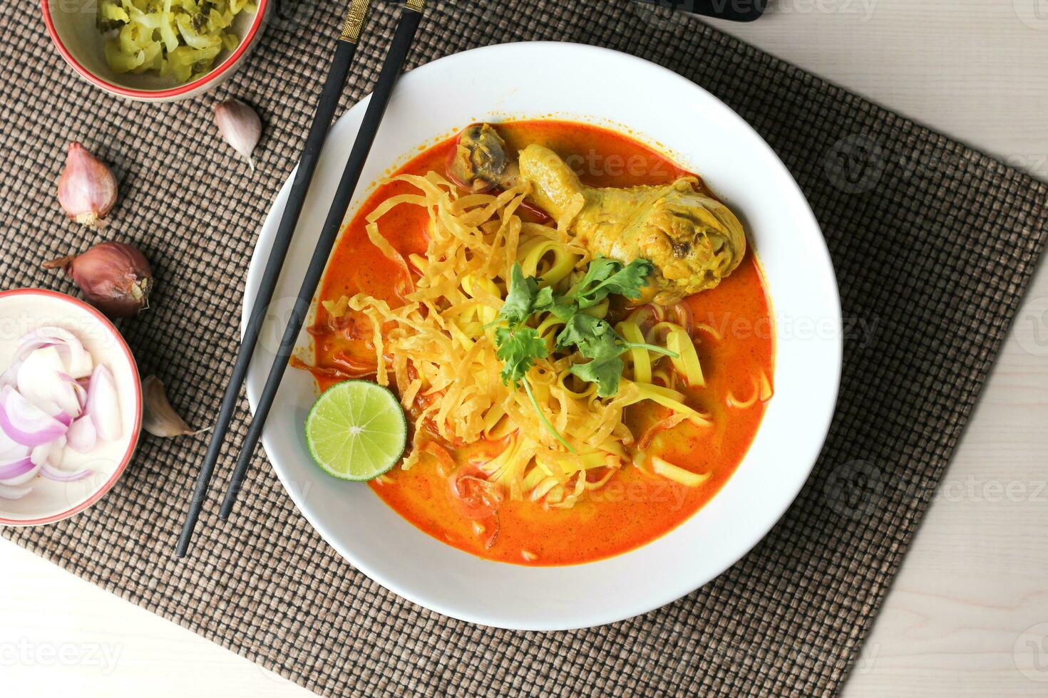 khao så jag eller kryddad khao så jag är en populär thai mat, topp se, platt lägga foto