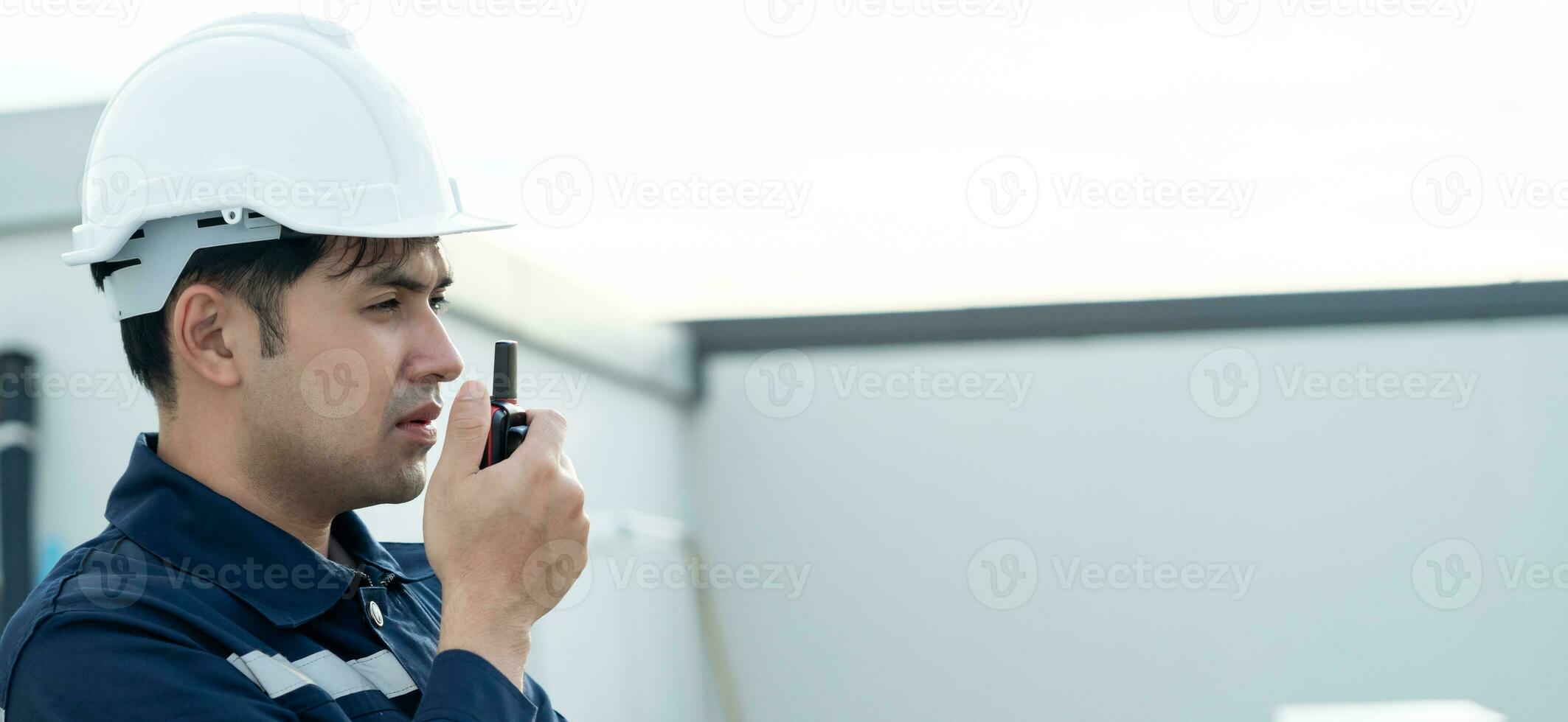 ingenjörer eller fabrik chefer bär säkerhet hjälm inspektera de maskiner i de produktion linje. verktyg inspektör kolla upp maskin och testa de systemet till träffa de standard. maskin, underhåll. foto