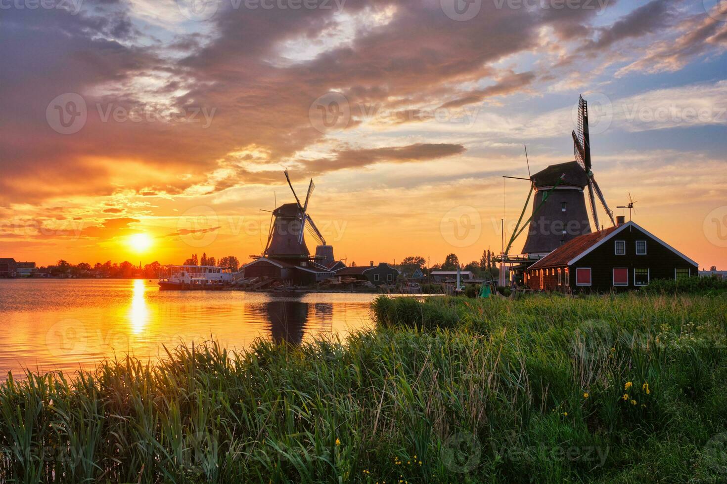 väderkvarnar på zaanse schans i holland på solnedgång. Zaandam, nedre foto