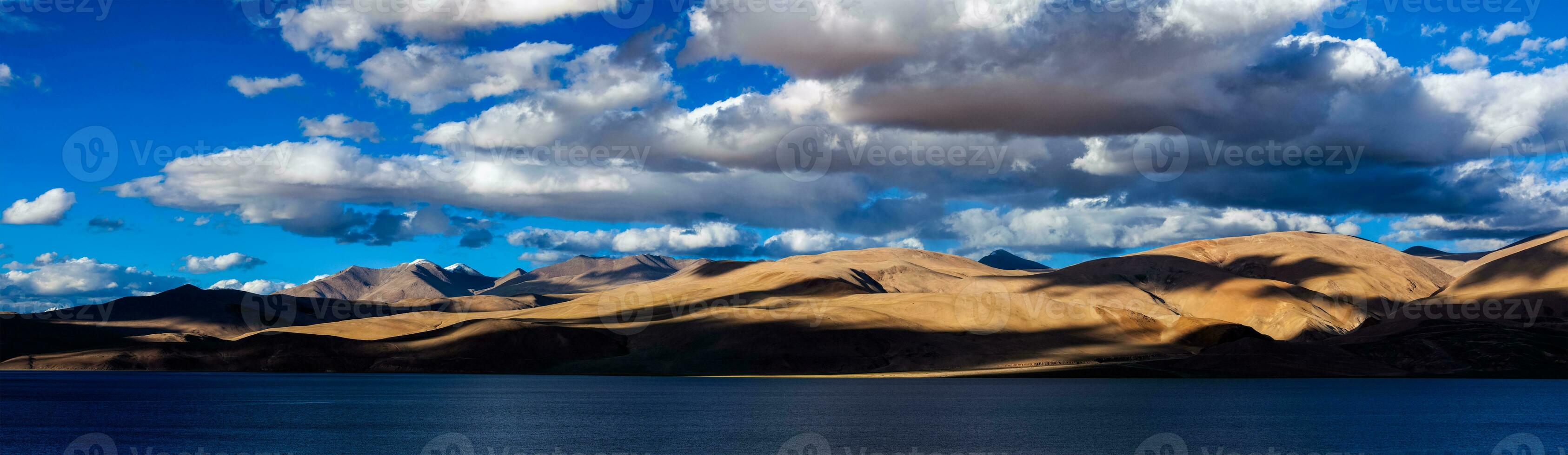 panorama av himalayan sjö tso moriri. ladakh, Indien foto