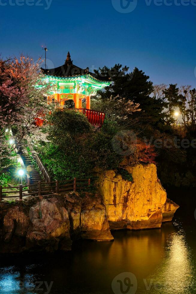 yongyeon damm med yongyeon paviljong upplyst på natt, jeju öar, söder korea foto