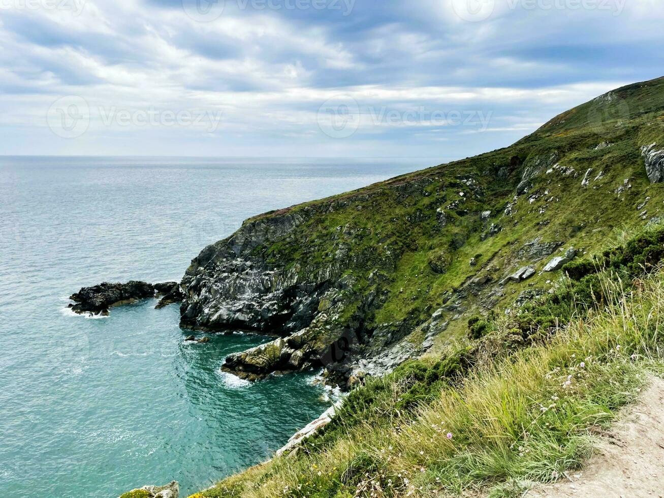 klippa promenad förbi de hav foto