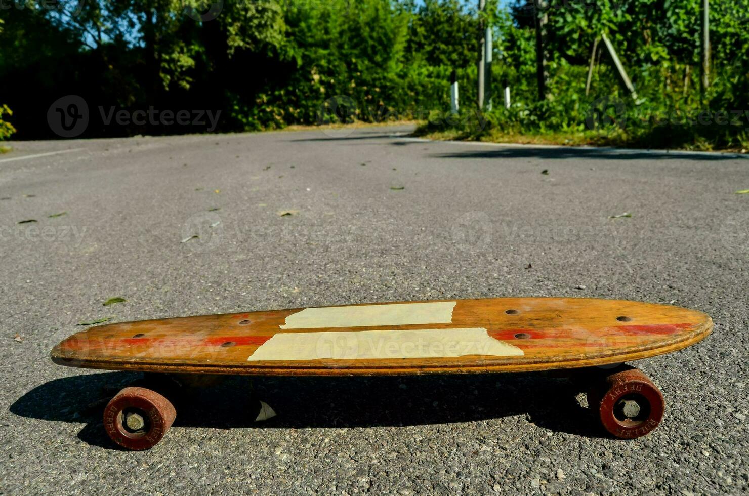 en skateboard med en trä- däck Sammanträde på de väg foto