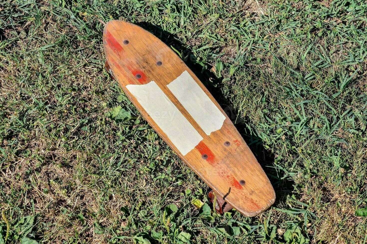 en trä- skateboard om på de gräs foto