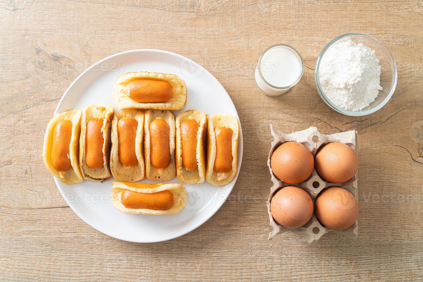 platt pannkaksrulle med korv foto