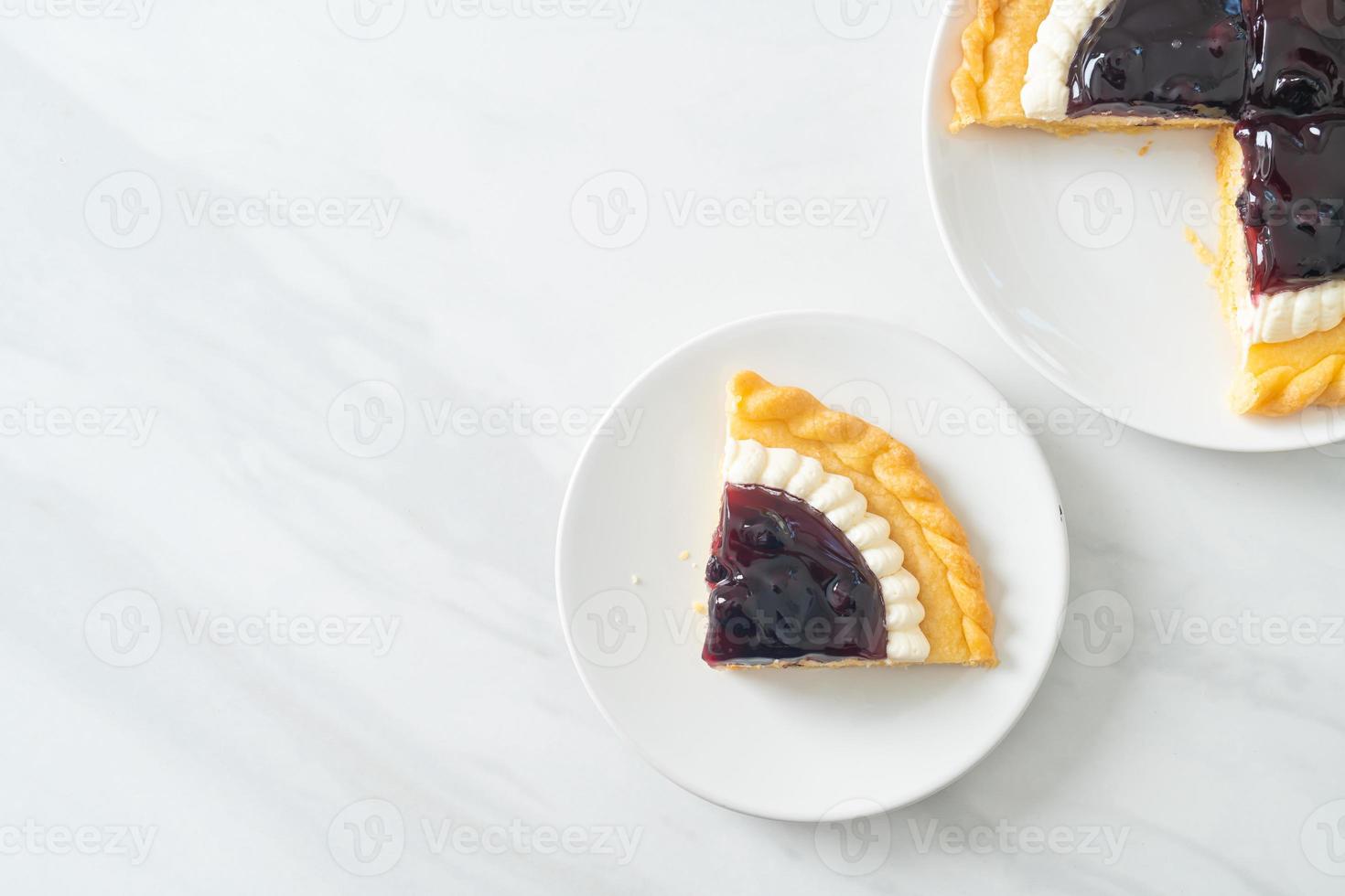 blåbär ostpaj på vit tallrik foto