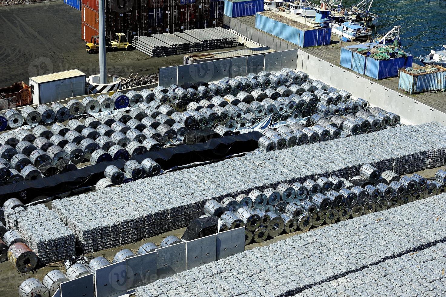 aluminimum lager i hamnen i Salerno, Italien foto