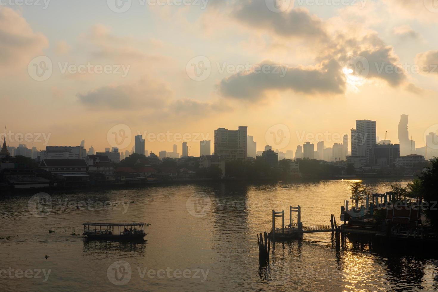 stadsbilden av bangkok och chao phraya floden vid soluppgången foto