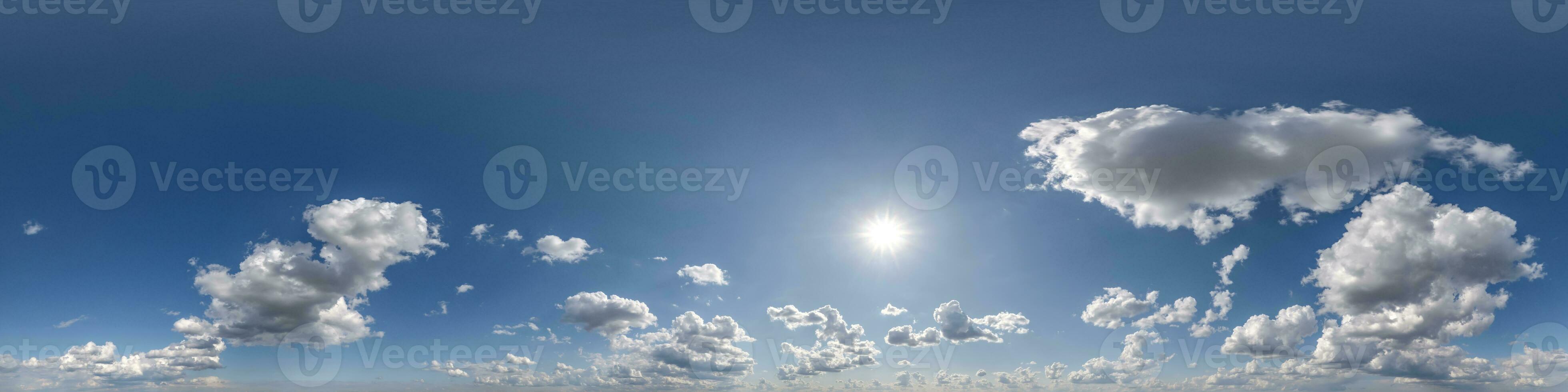 blå himmel 360 panorama med ljus moln i hdri sömlös sfärisk panorama med full zenit eller himmel kupol för 3d visualisering, himmel ersättning för antenn Drönare panorama i likriktad formatera foto