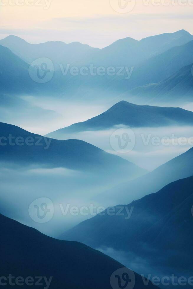 ai genererad skön landskap av bergen i dimmig morgon.skönhet i natur.ai genererad foto