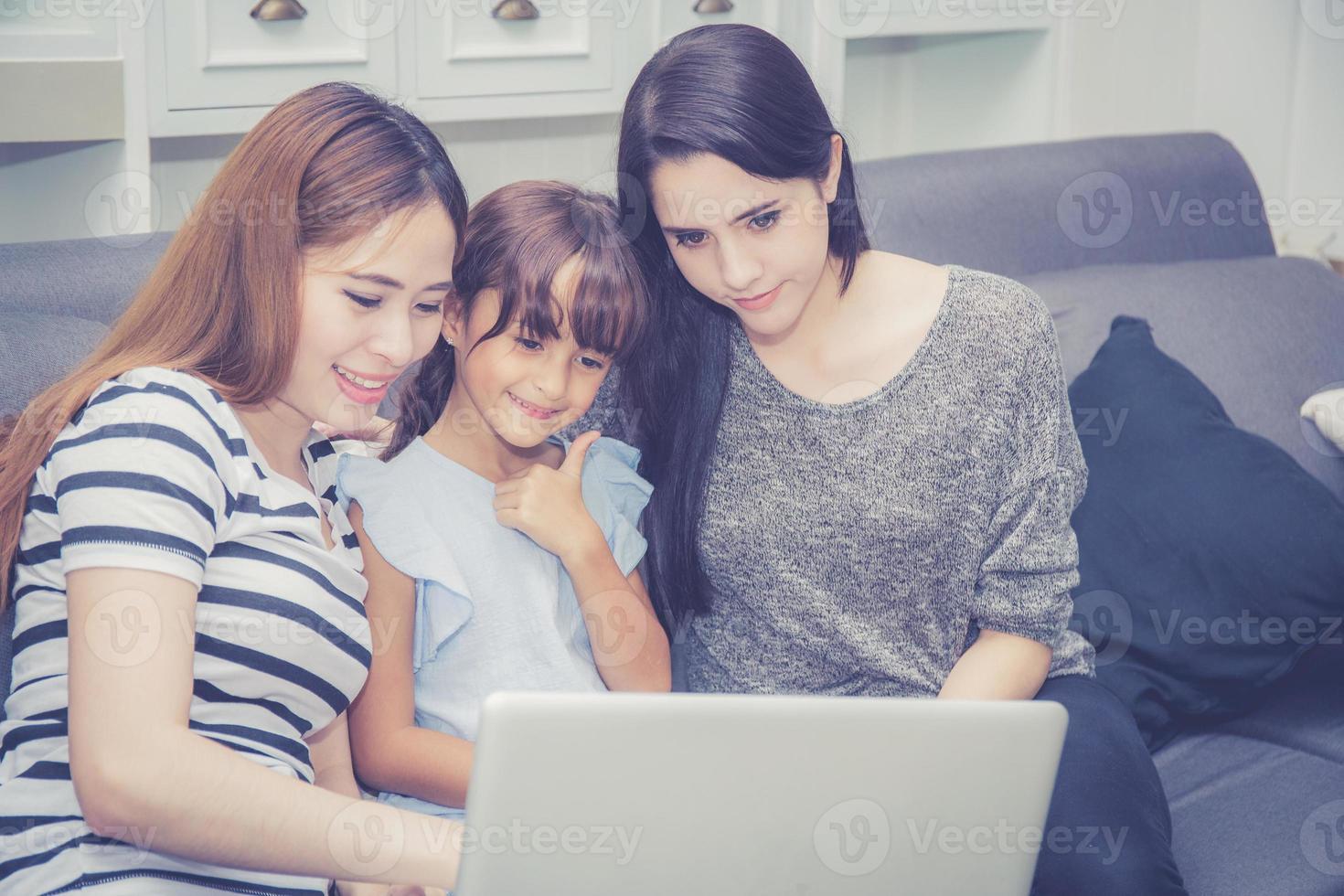 familj och dotter har tid att lära sig att använda bärbar dator. foto