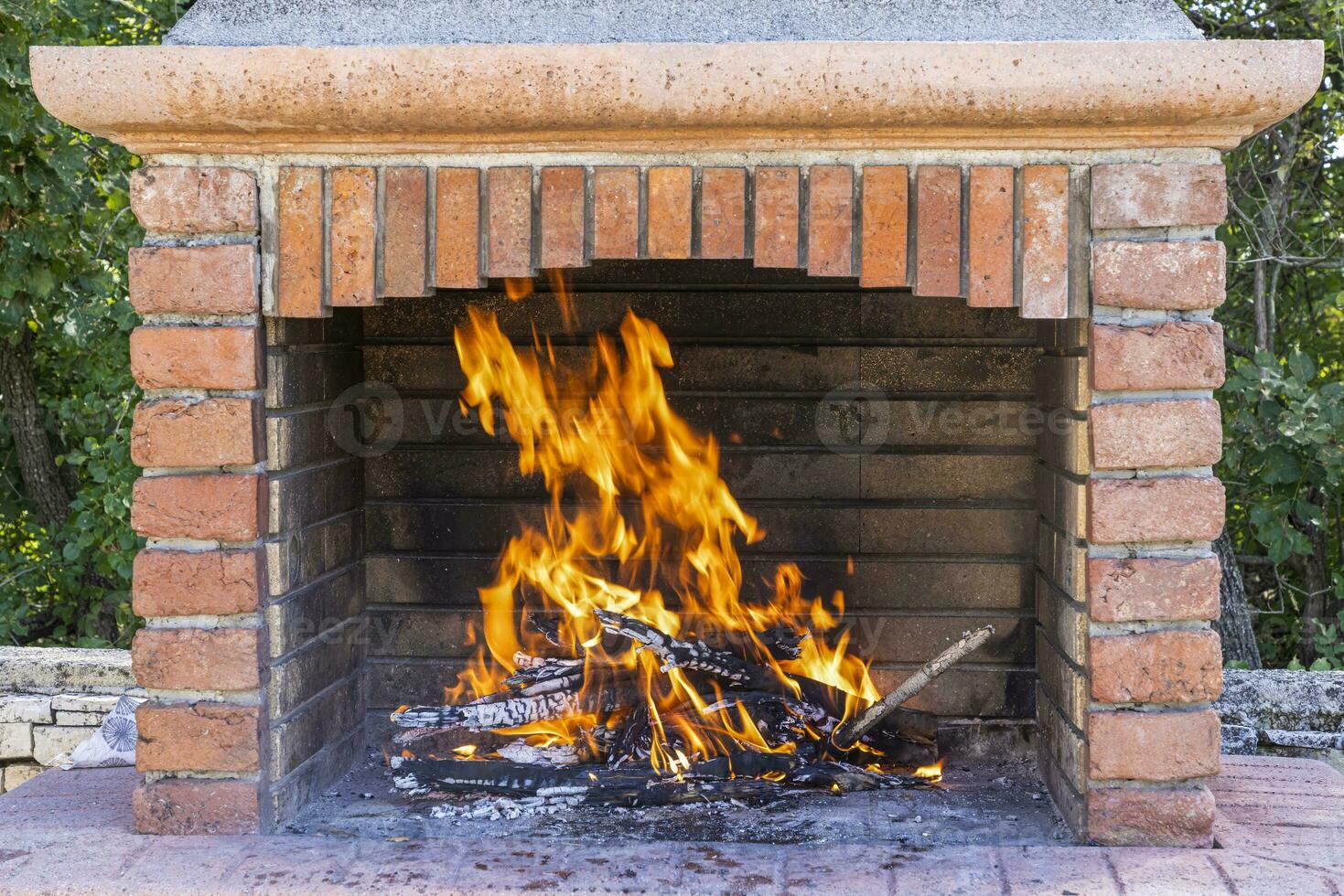 bild av en brinnande lugg av trä i en tegel öppen spis foto