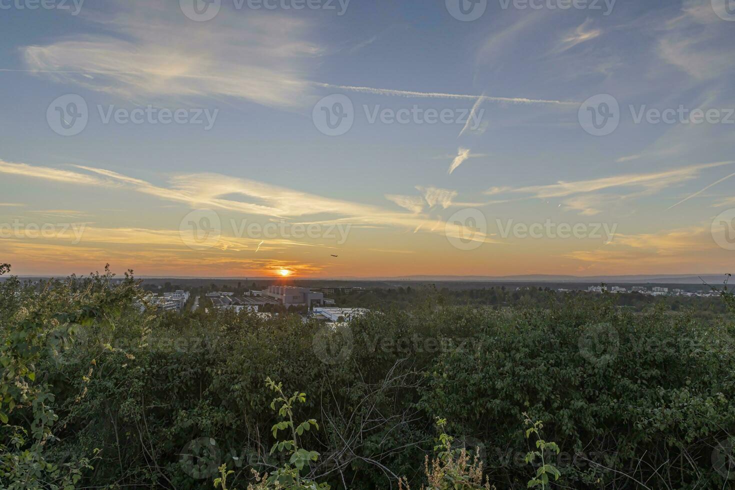 solnedgång över de sydlig hessian stad av moerfelden-walldorf nära frankfurt foto