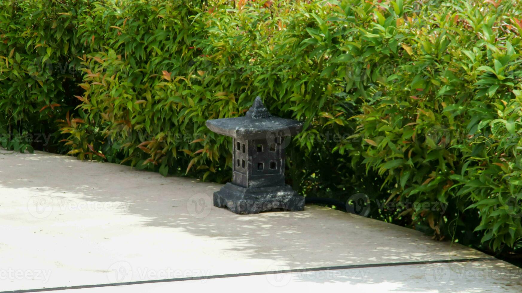 trädgård prydnad japansk zen stil sten material för väg ljus eller trädgård ljus torn lampa. foto