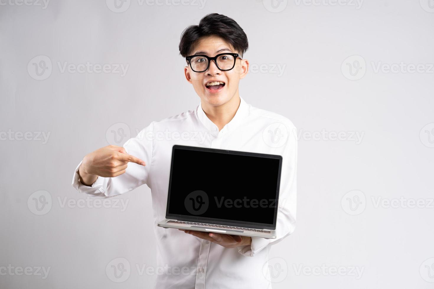 porträtt av glad asiatisk affärsman man foto