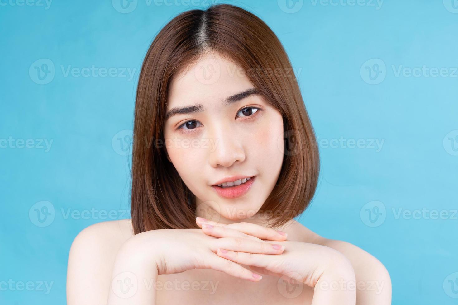 attraktiv ung asiatisk kvinna med ungdomlig hud. foto