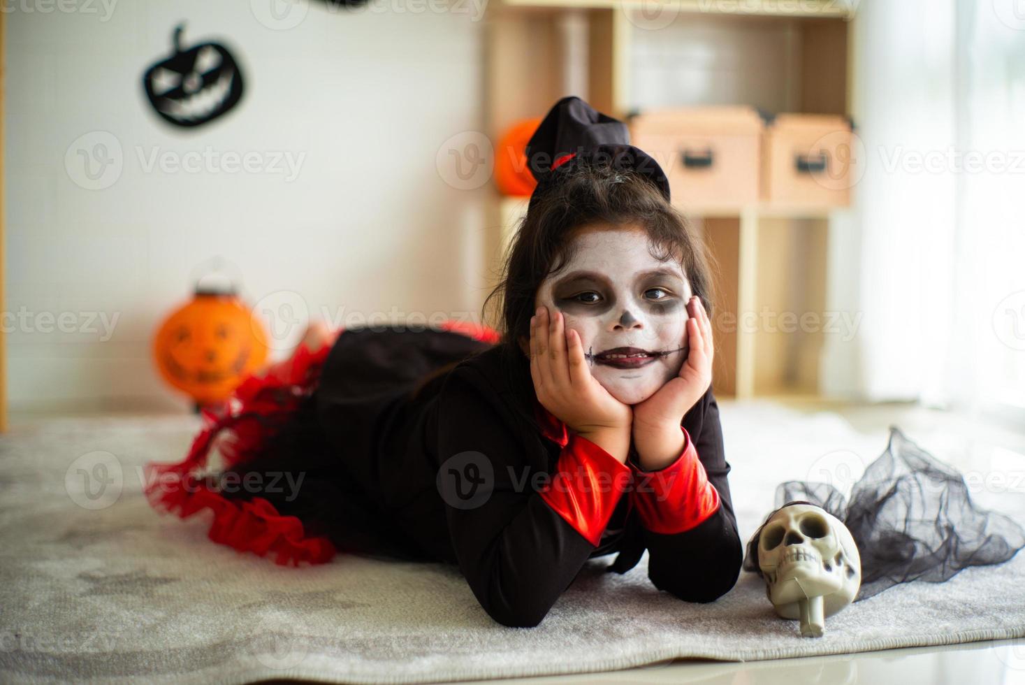 porträtt asiatisk liten flicka i halloween kostym leende till kameran foto