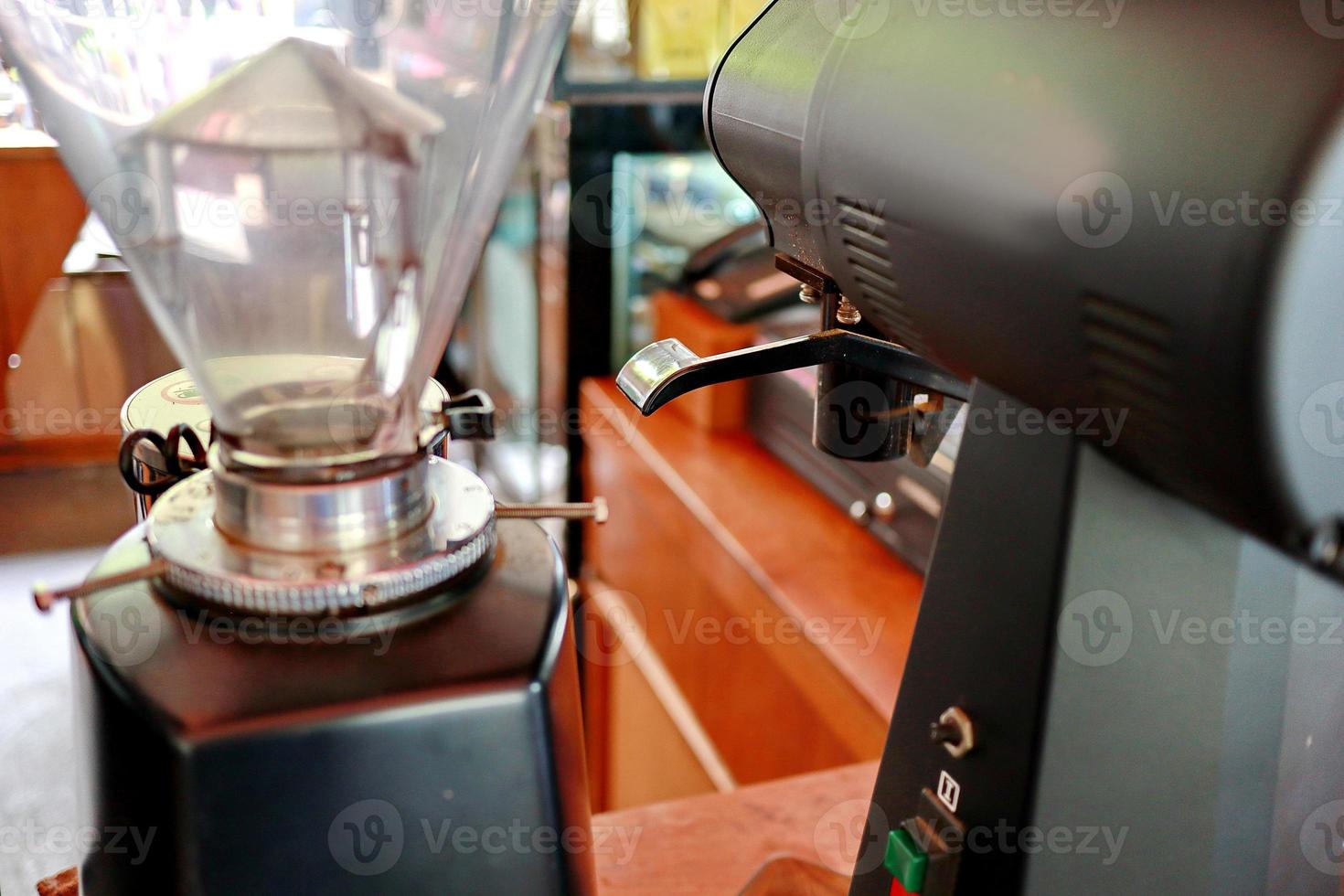 professionell kaffemaskin gör espresso. foto