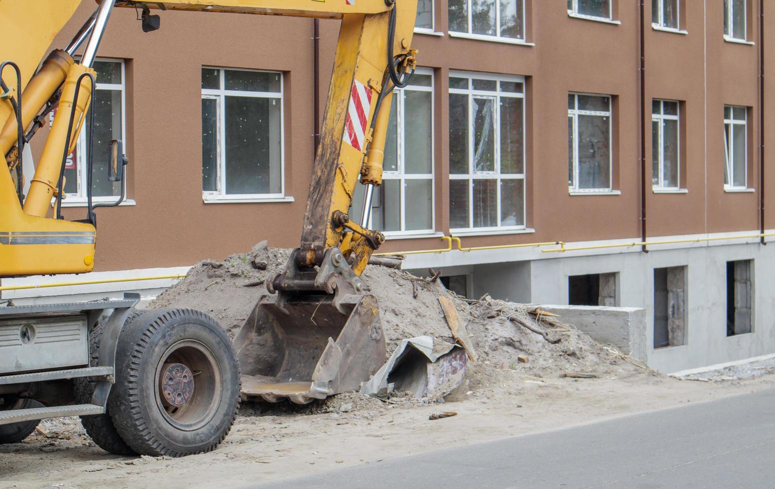 mobil kranlastare av gul färg på bakgrunden av en byggnad foto