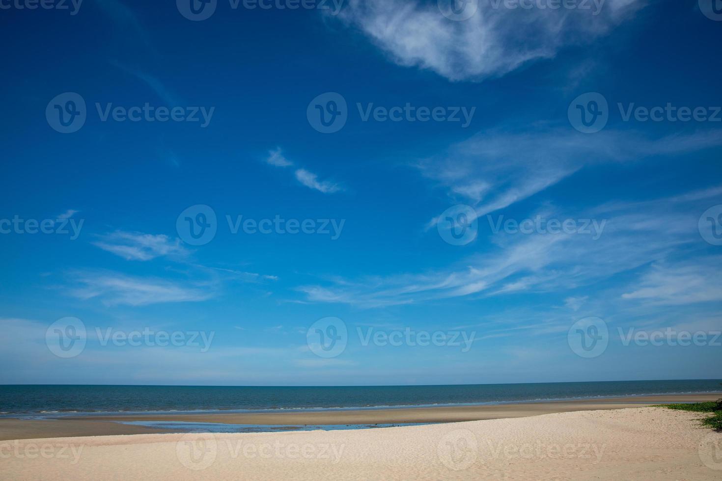 vackra moln med blå himmel bakgrund på havet foto