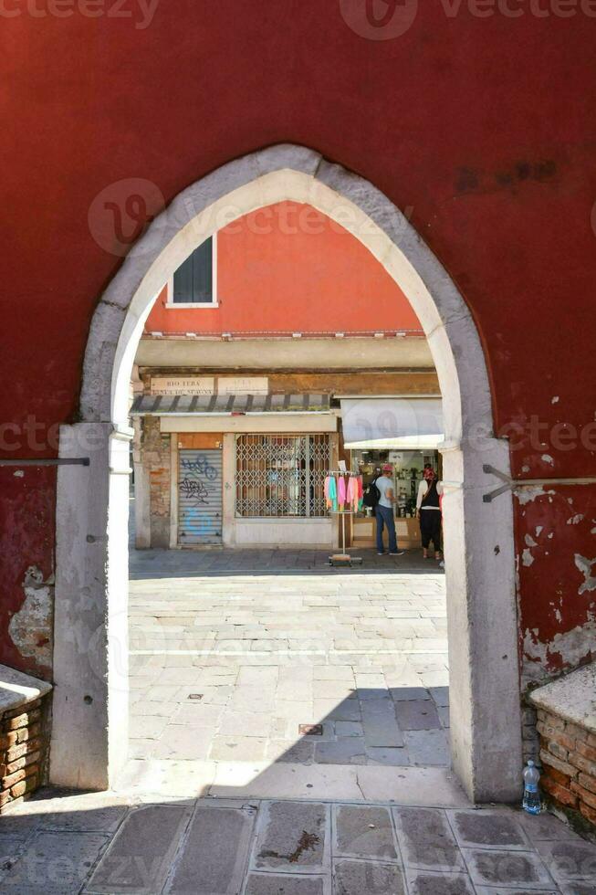 en se av de röd byggnad genom ett archway foto