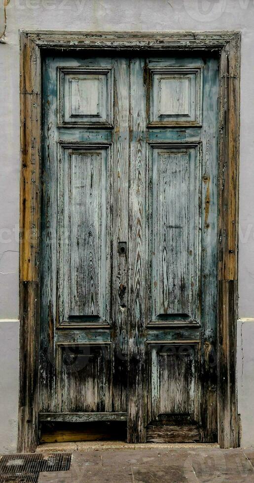 gammal trä- dörrar i de gammal stad av san luis obispo, kalifornien foto