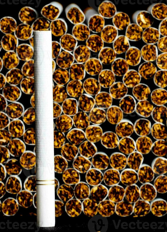 en cigarett är omgiven förbi många cigaretter foto