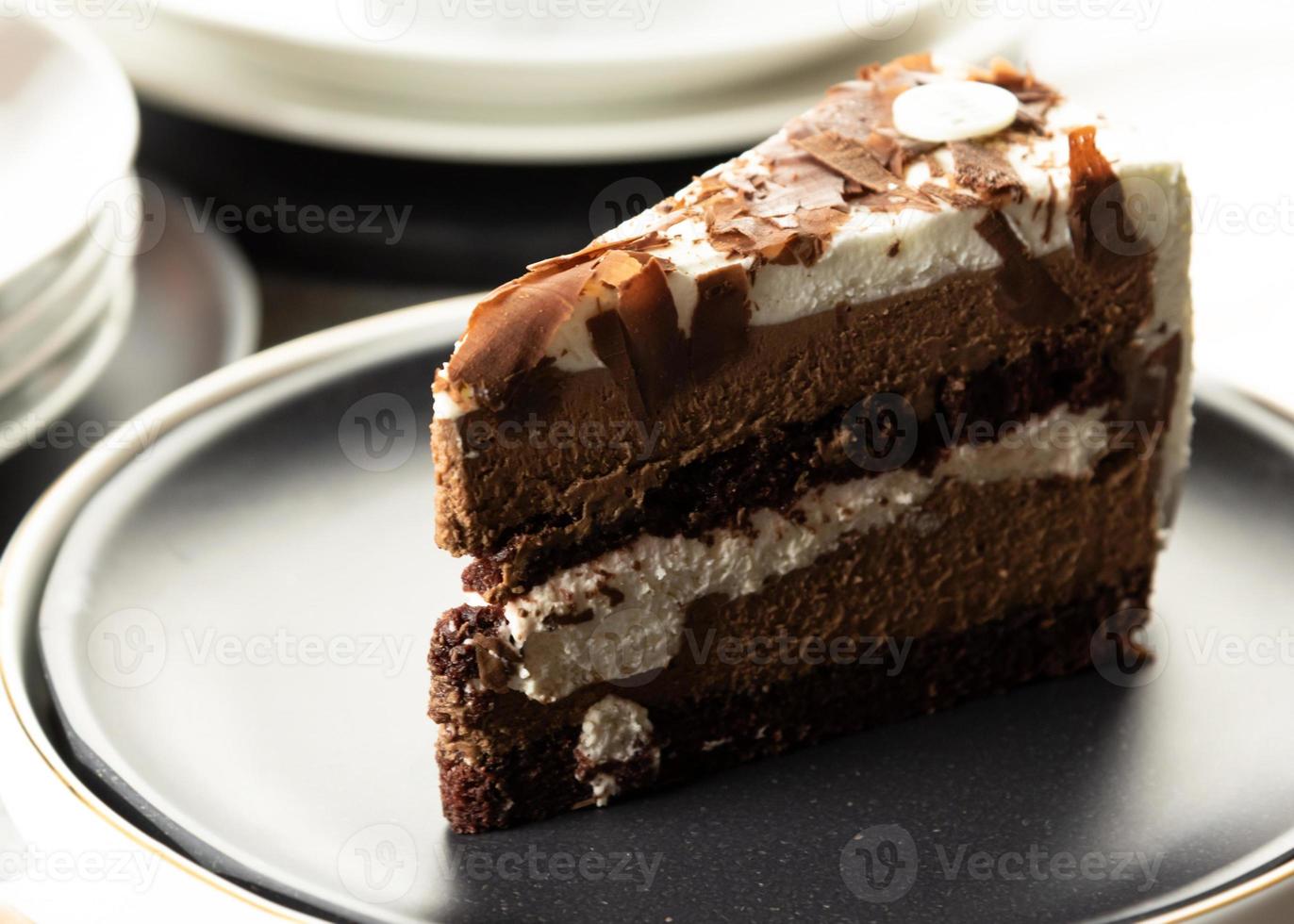 chokladmousskaka, chokladkaka med gräddfyllning foto