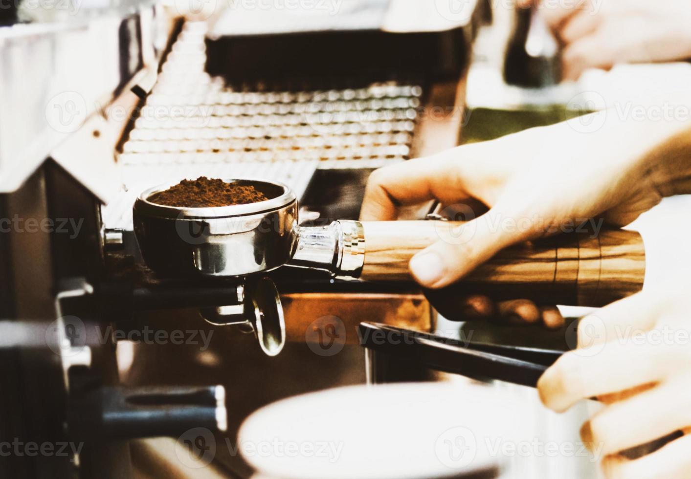 färskt kaffe från kaffemaskinen med bottenfritt filterkaffe foto