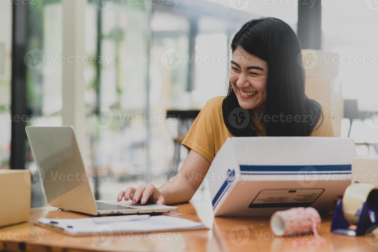 kvinna som säljer produkter online videosamtal med leende kunder. foto