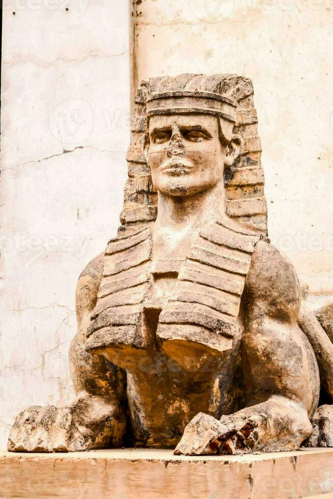 en staty av ett egyptisk sfinx foto