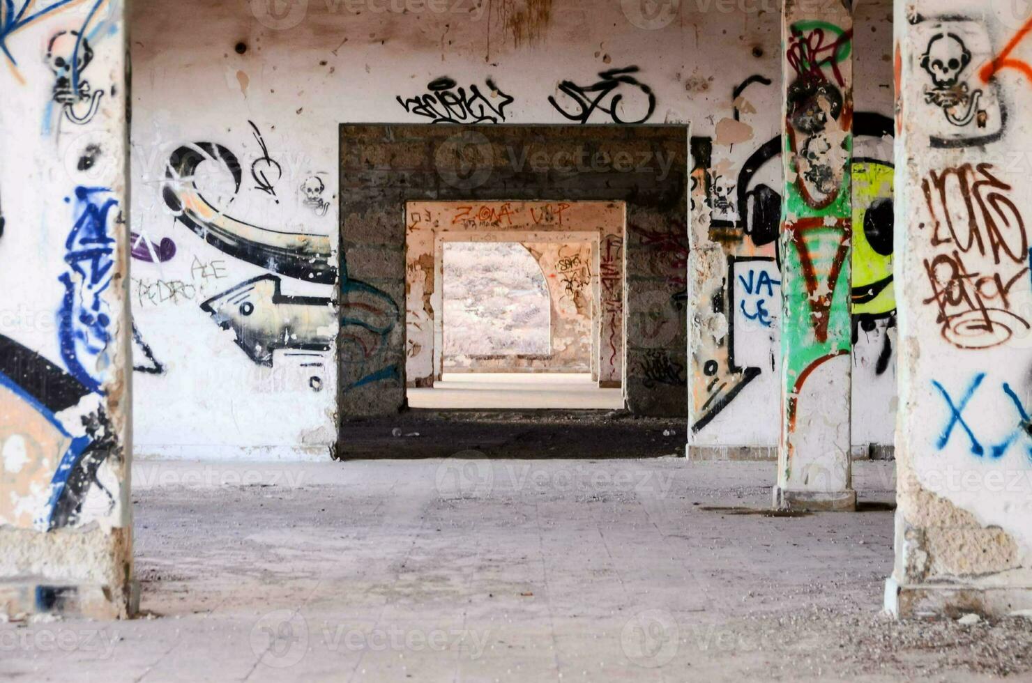 graffiti på de väggar av ett övergiven byggnad foto