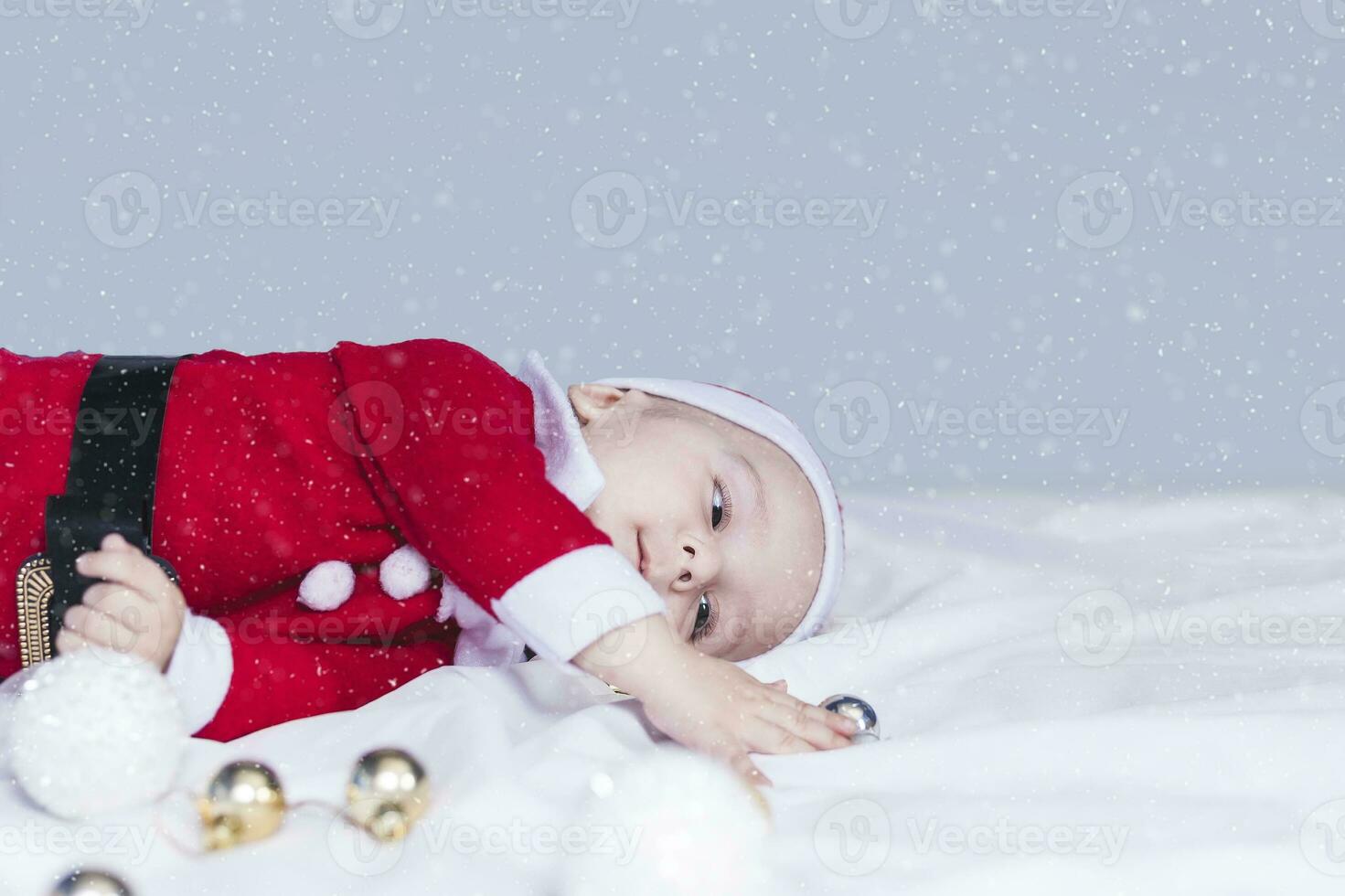 liten tomten. 6-9 månader gammal bebis pojke i santa claus kostym. glad jul foto