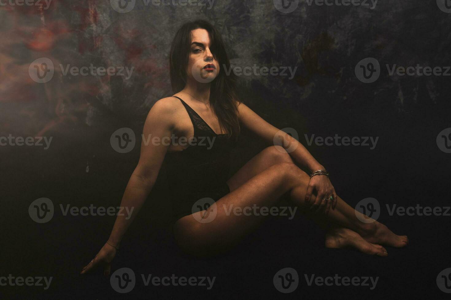 ung attraktiv kvinna praktiserande yoga disciplin i en dimmig rum foto