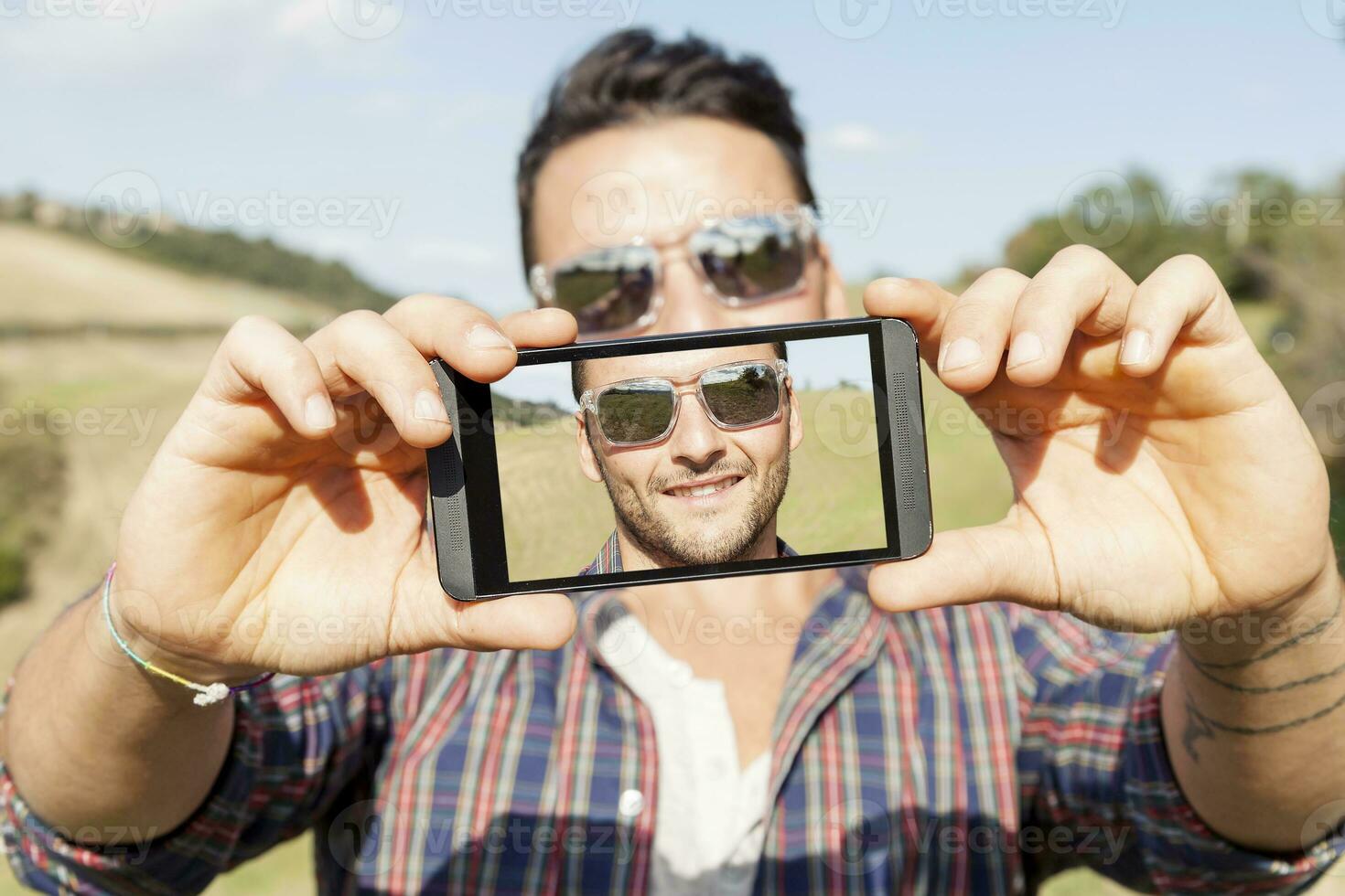 ung söt vuxen ta en selfie med smart telefon foto