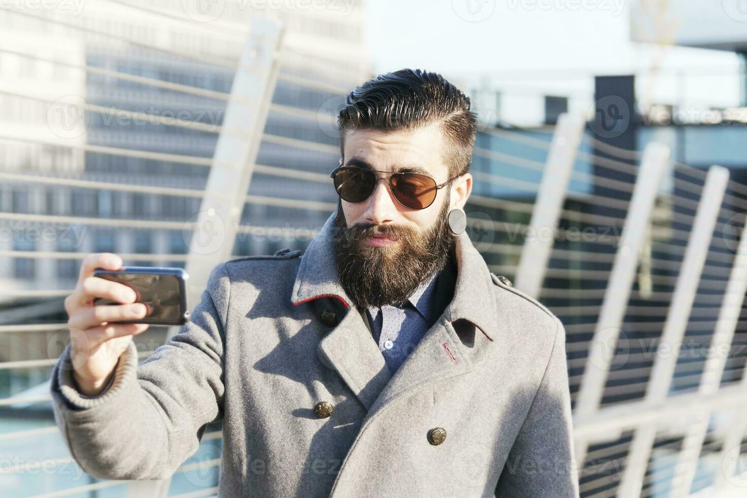ung hipsters affärsman ta selfie i en modern stad foto