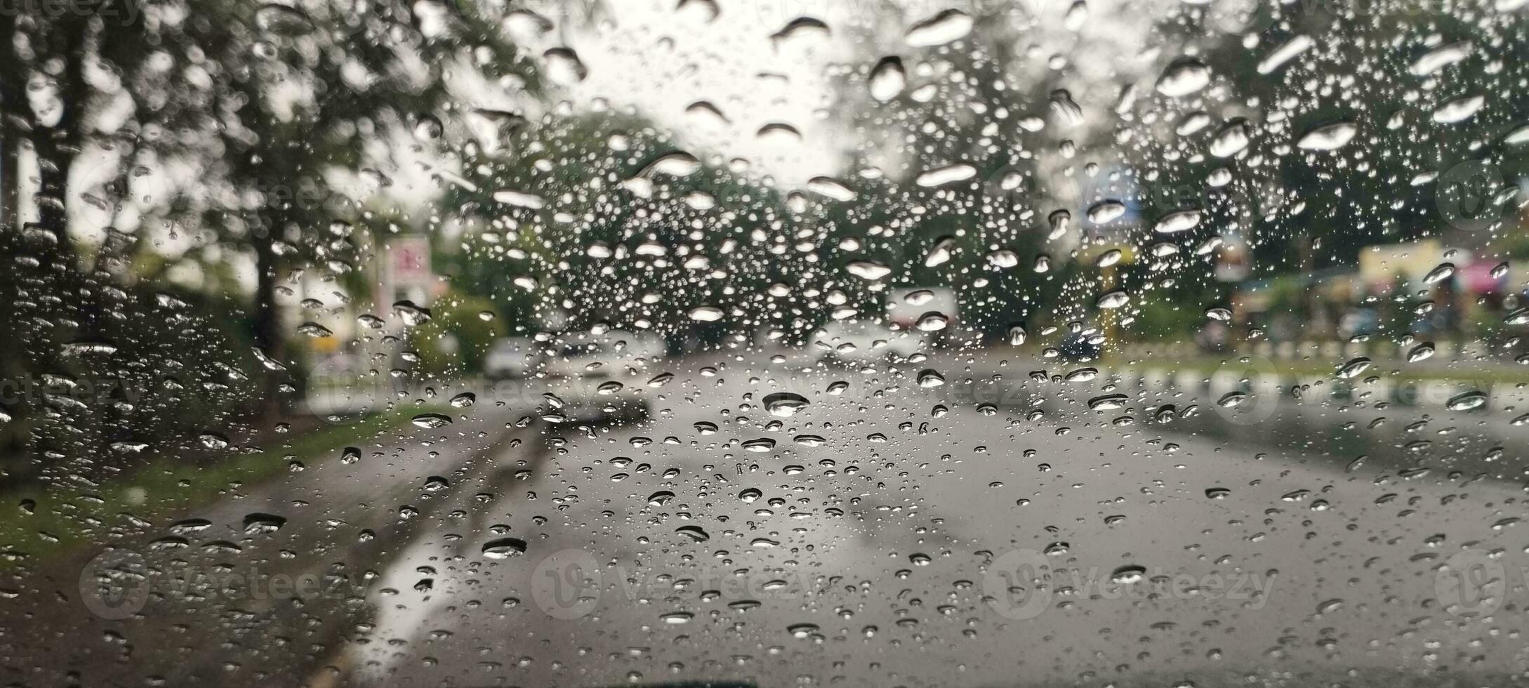 regndroppar pinne till de bil fönster foto