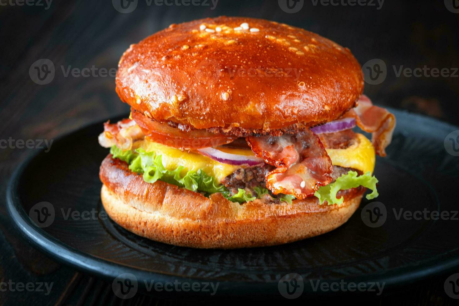 hamburgare med bacon foto