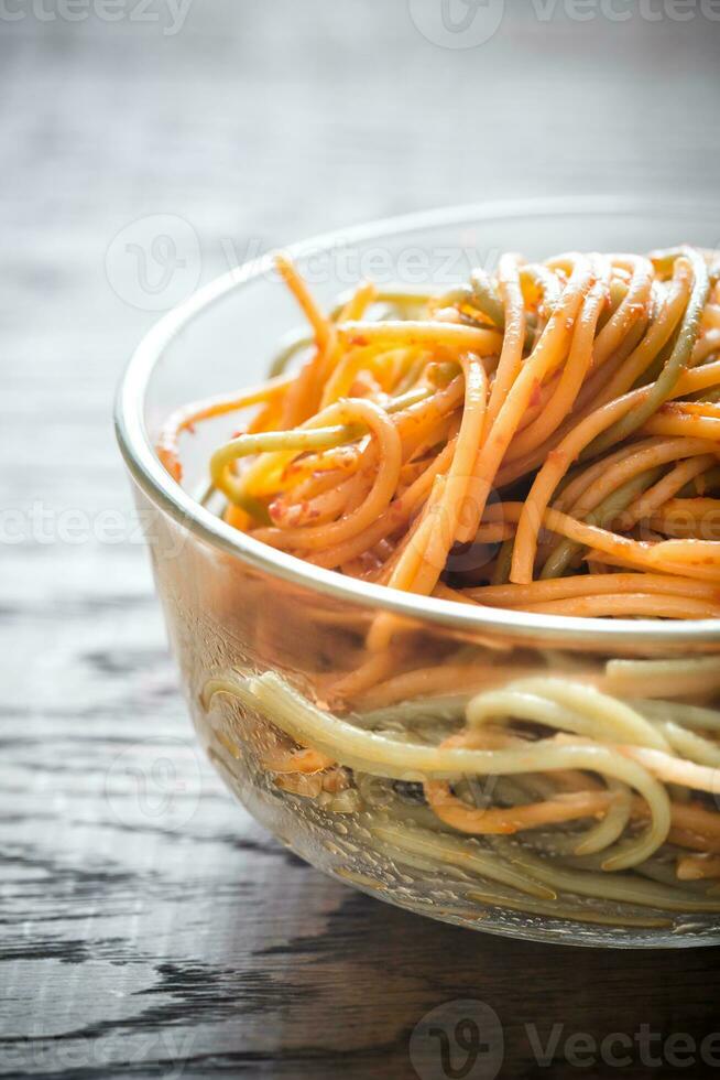 skål av färgrik spaghetti foto