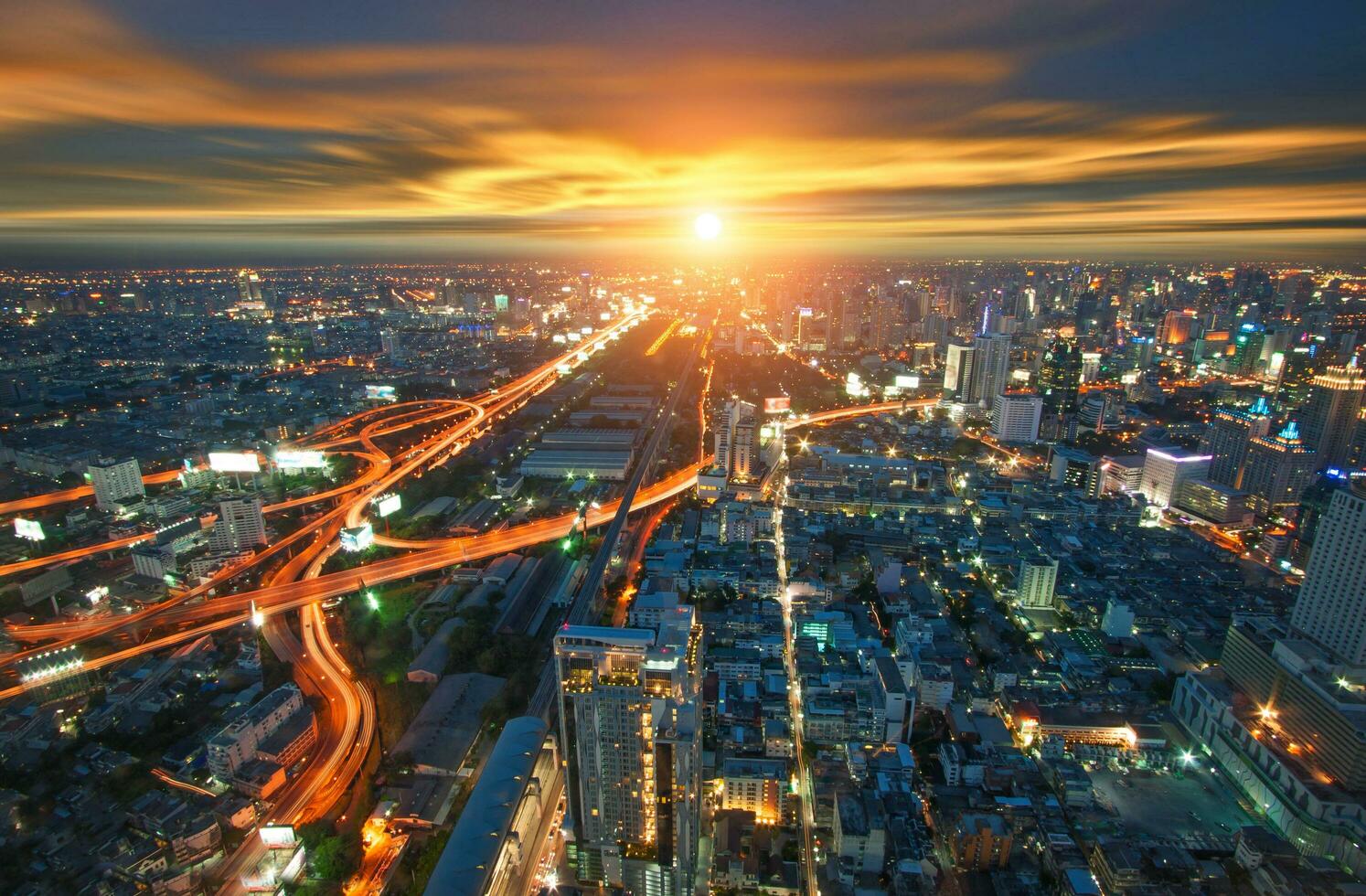 bangkok stad i thailand se från högre byggnad med trafik på solnedgång. foto