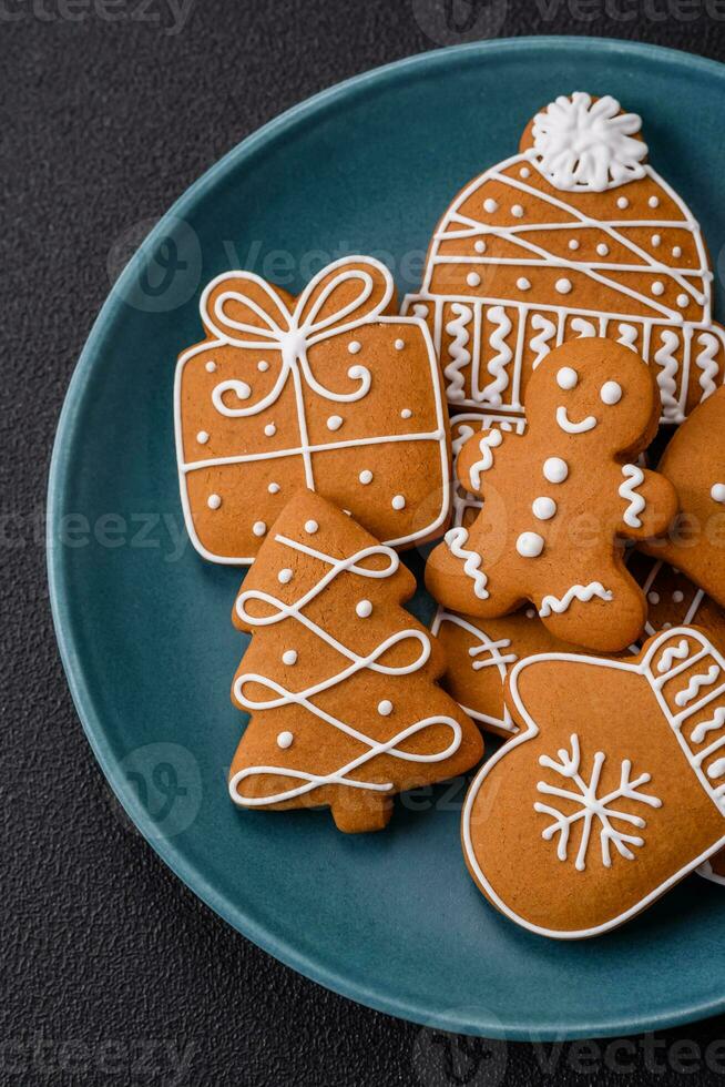 skön jul pepparkaka småkakor av annorlunda färger på en keramisk tallrik foto