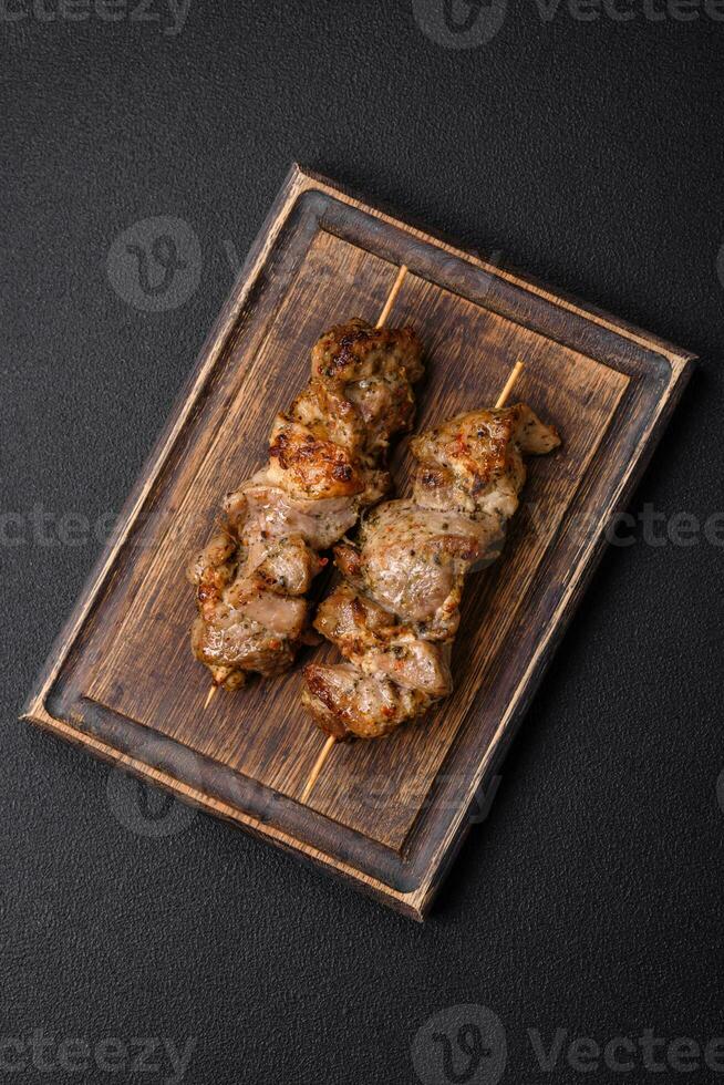 utsökt friterad shish kebab av kyckling eller fläsk kött med salt, kryddor och örter foto