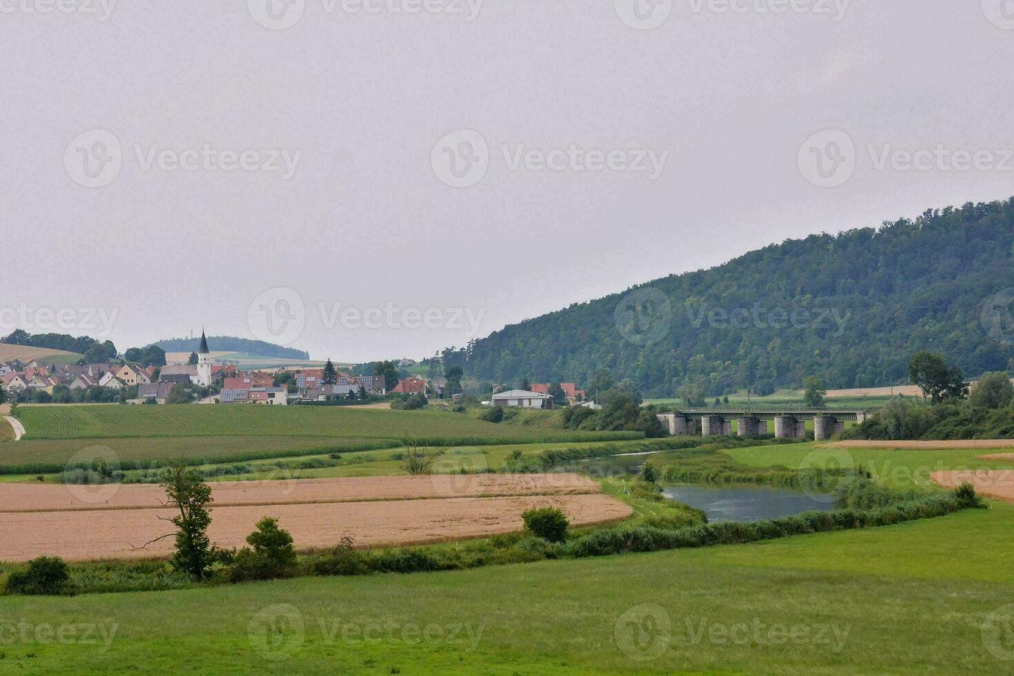 en se av en by och en flod i de landsbygden foto