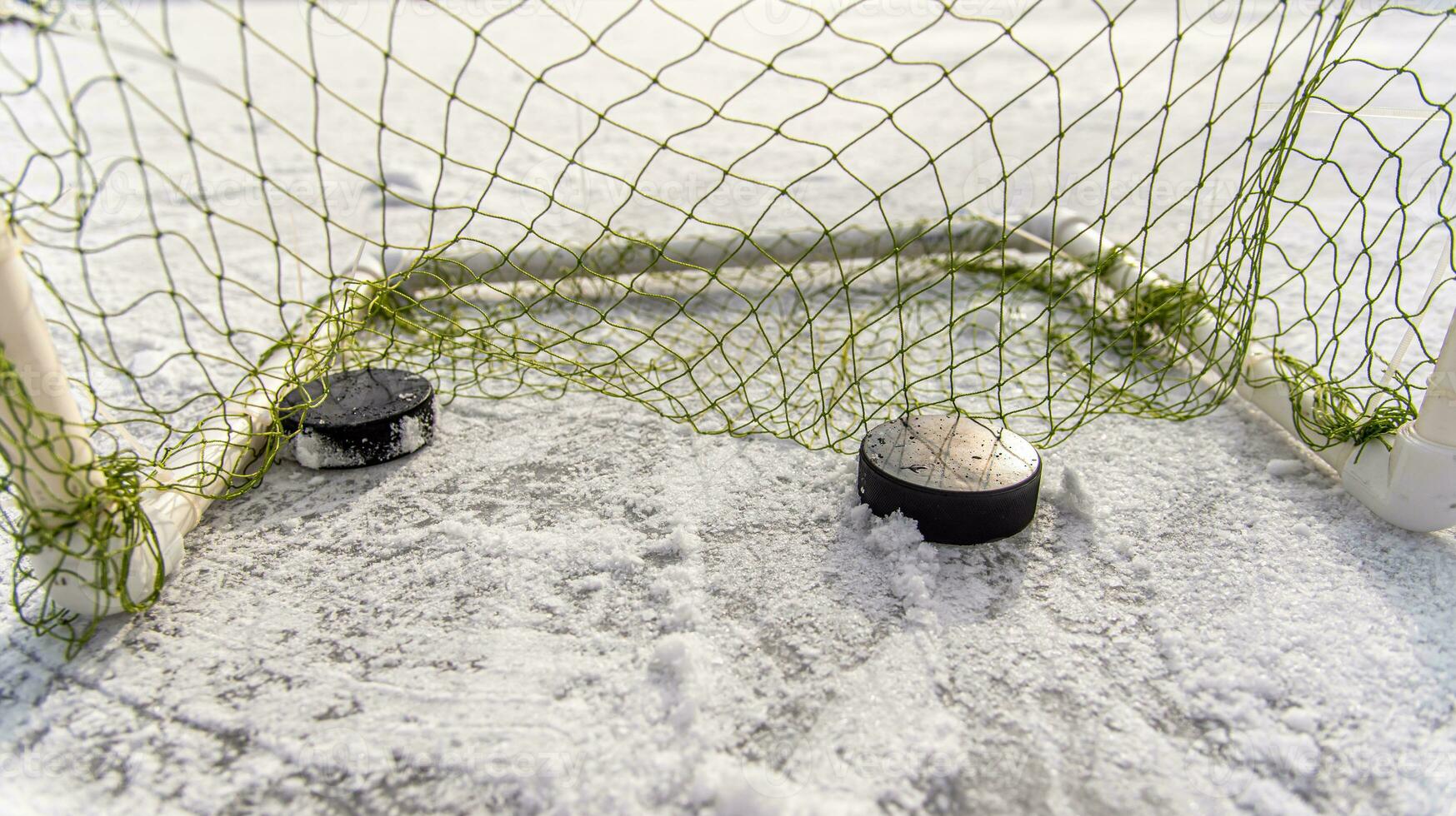 hockey puck i de mål netto närbild foto