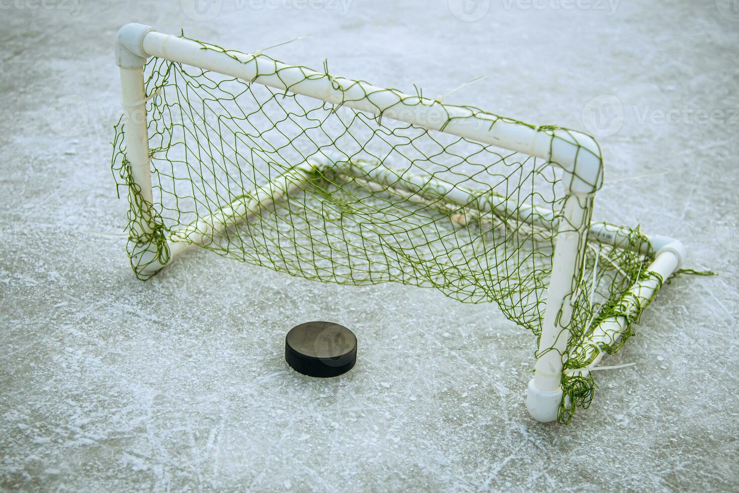 mål gjorde mål förbi en hockey puck i de mål netto foto